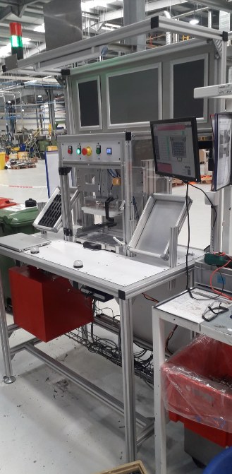Station de test de continuité des sondes de température en atelier, avec écran IHM et outillage de connexion